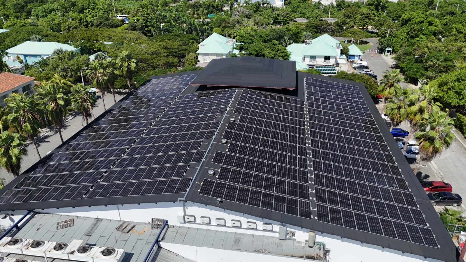 Instalación solar fotovoltaica en techo industrial al atardecer