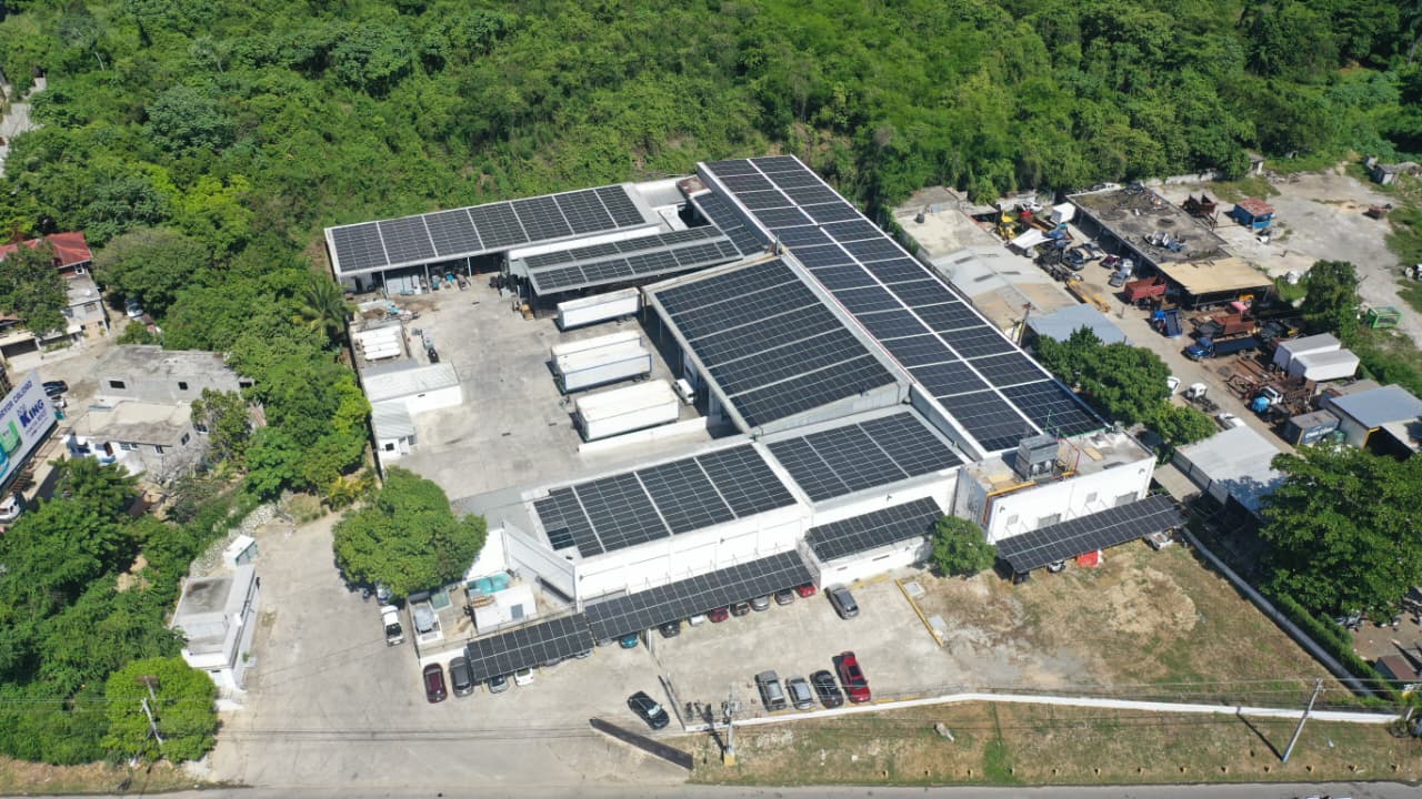 Planta industrial con cubierta solar